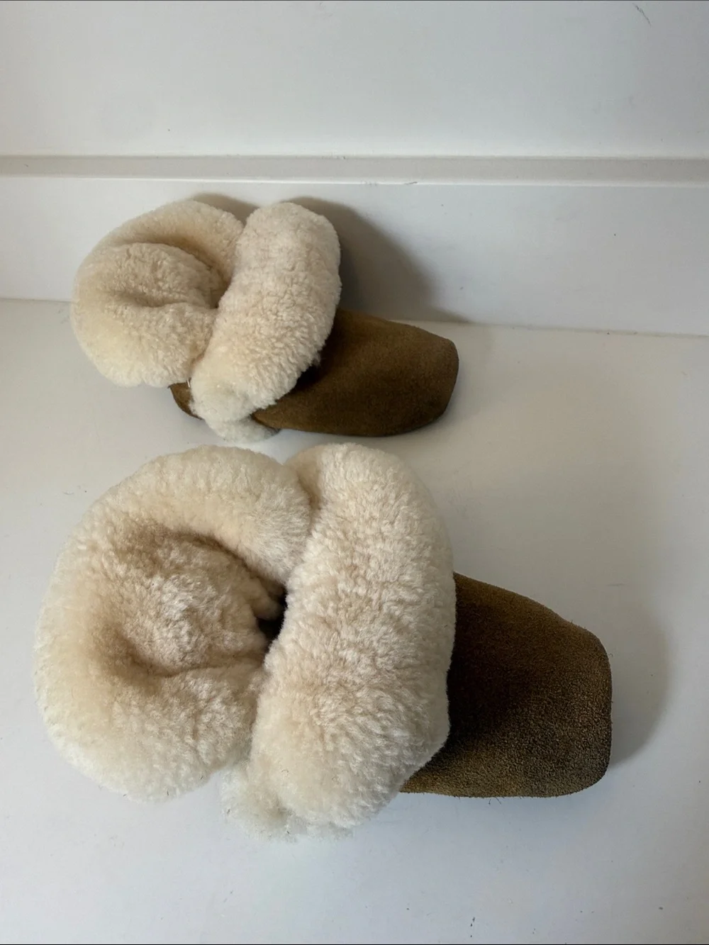 UGG Toddler Lassen Slippers in Chestnut with Cream Shearling - Size 04/05 Months
